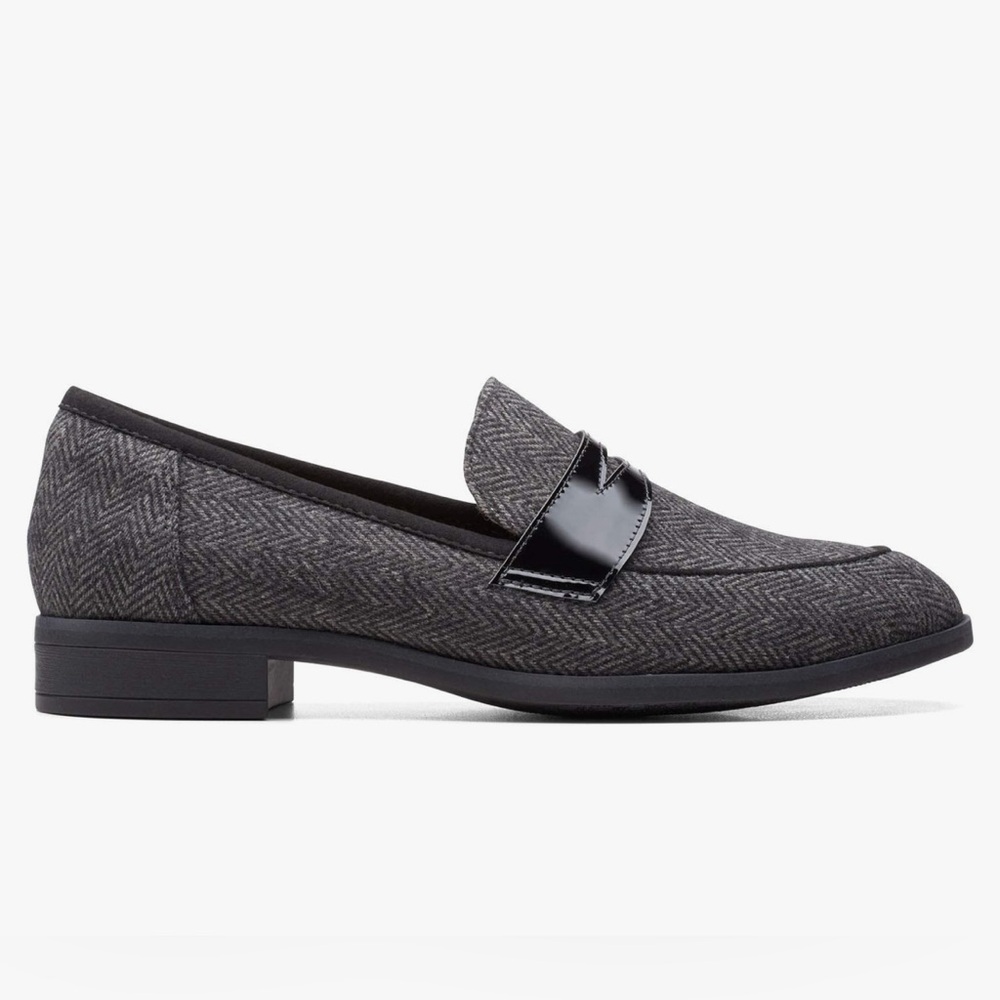 NEW NIB w box Clarks Trish Rose Women's Slip On Penny Loafers Black Combi Size 5